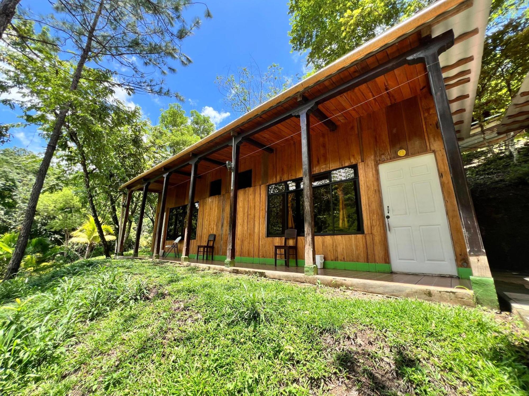 Oasis The Traveler Hostel Lanquín Exterior photo