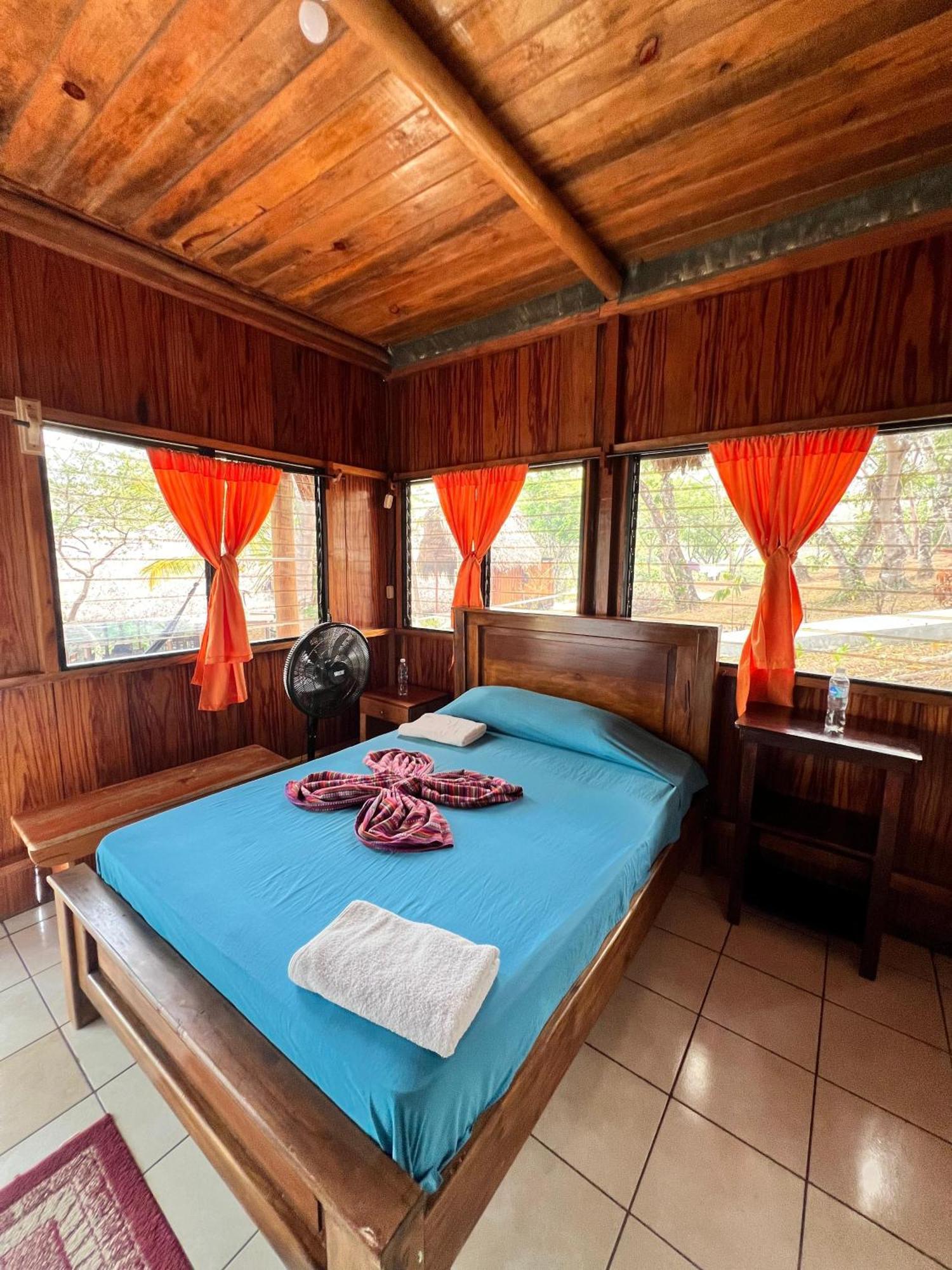 Oasis The Traveler Hostel Lanquín Exterior photo