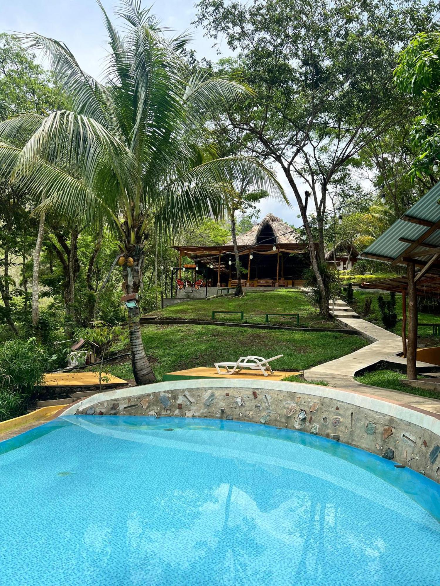 Oasis The Traveler Hostel Lanquín Exterior photo