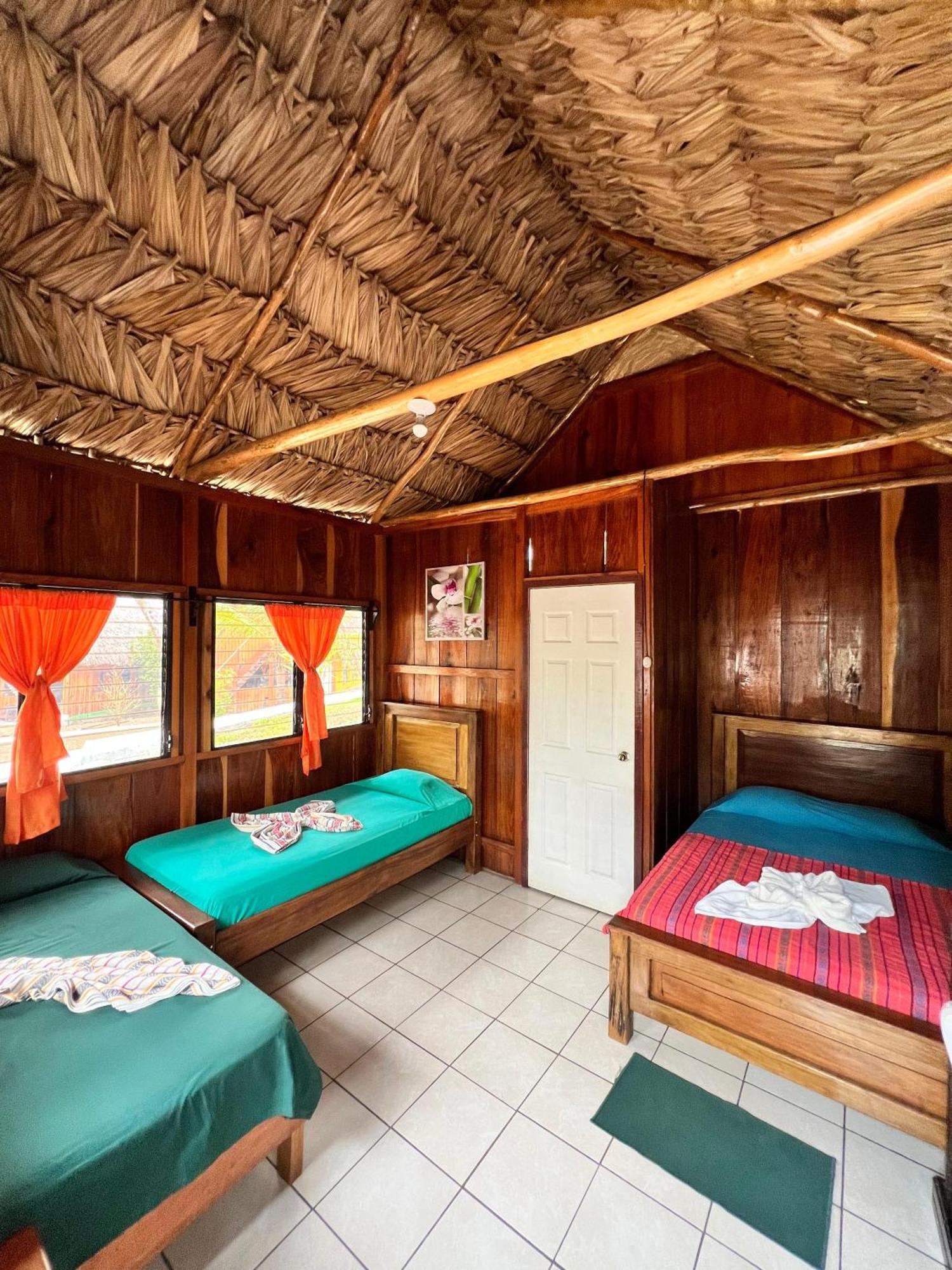 Oasis The Traveler Hostel Lanquín Exterior photo