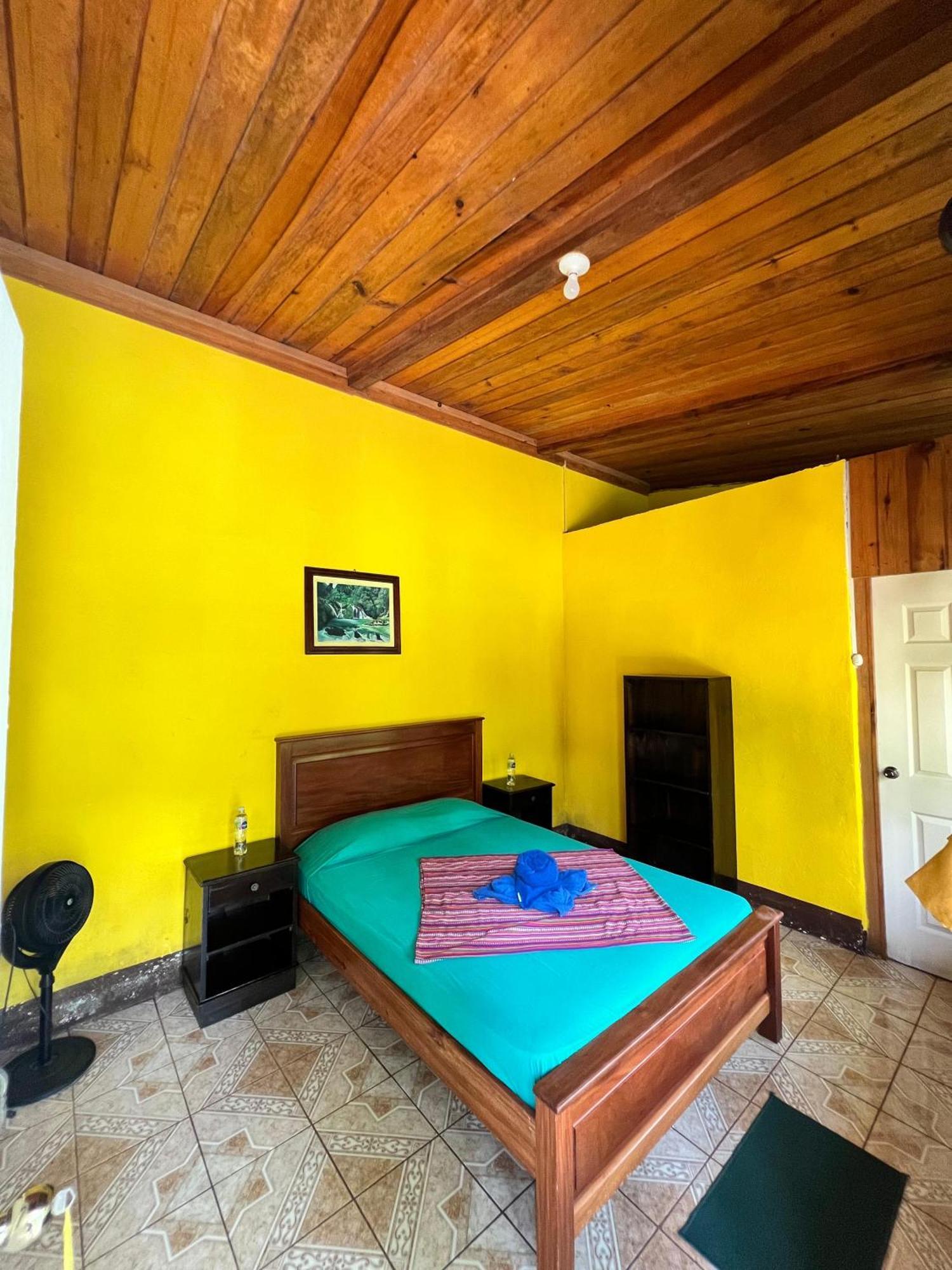 Oasis The Traveler Hostel Lanquín Exterior photo