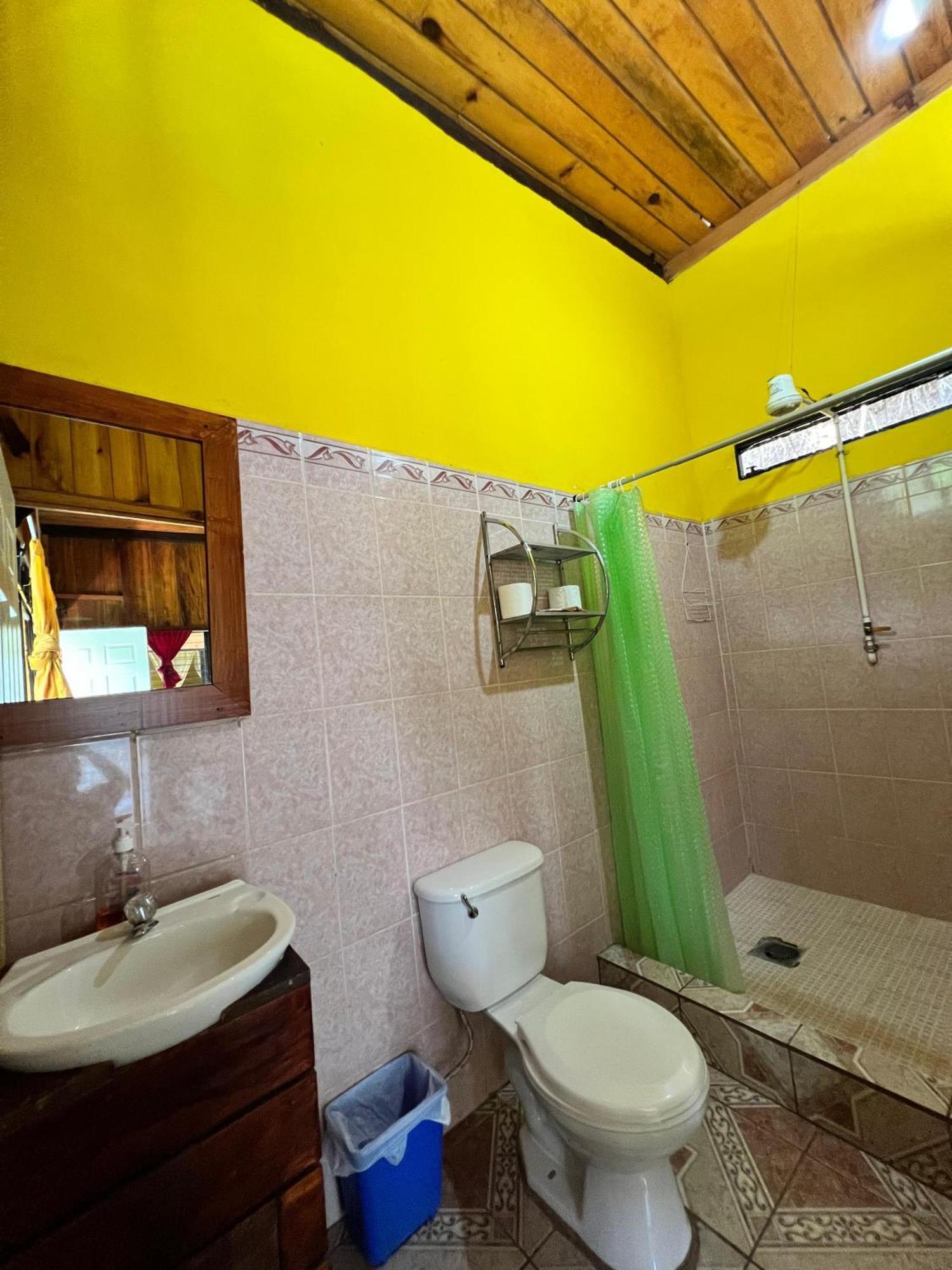 Oasis The Traveler Hostel Lanquín Exterior photo