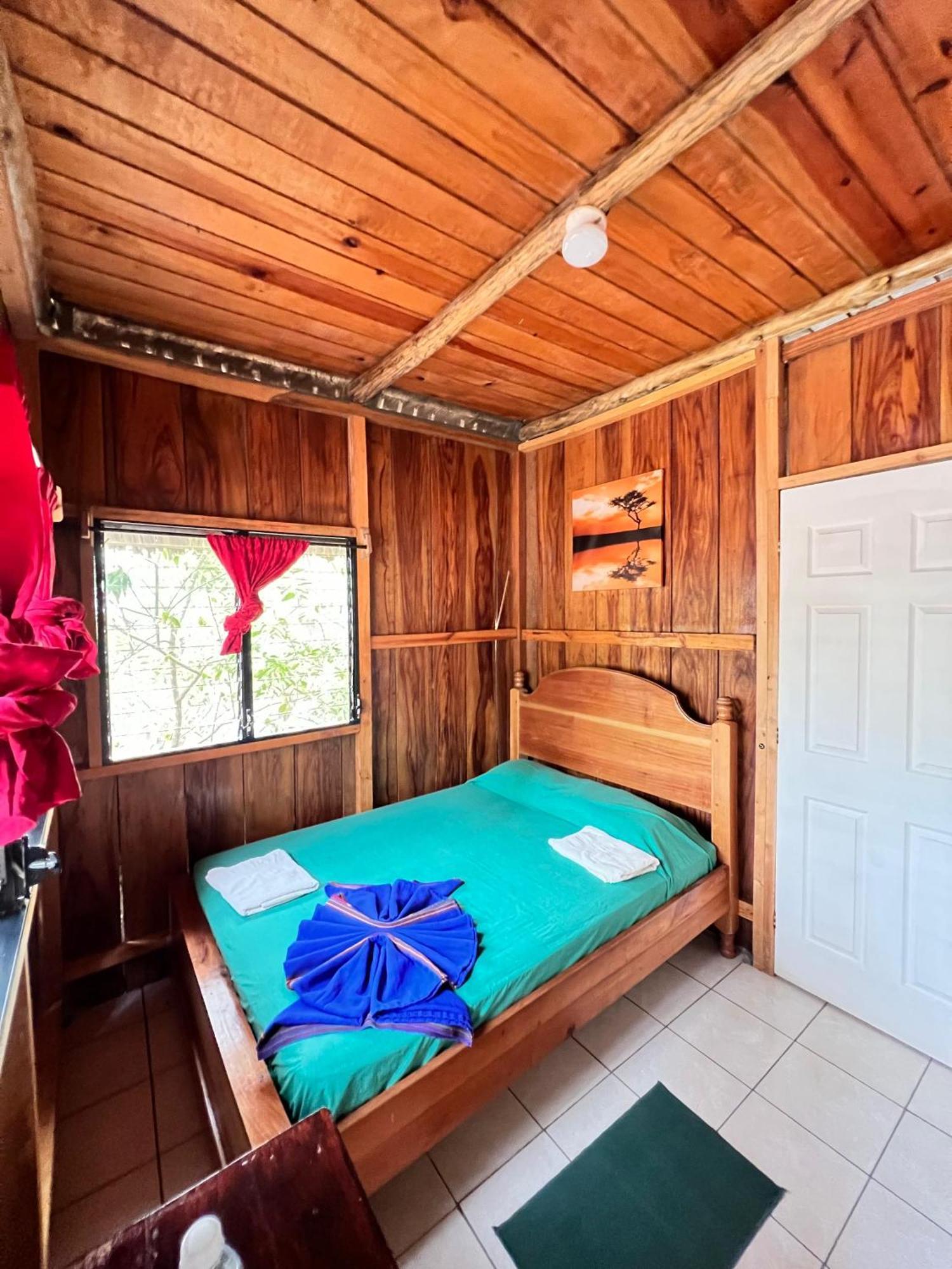 Oasis The Traveler Hostel Lanquín Exterior photo