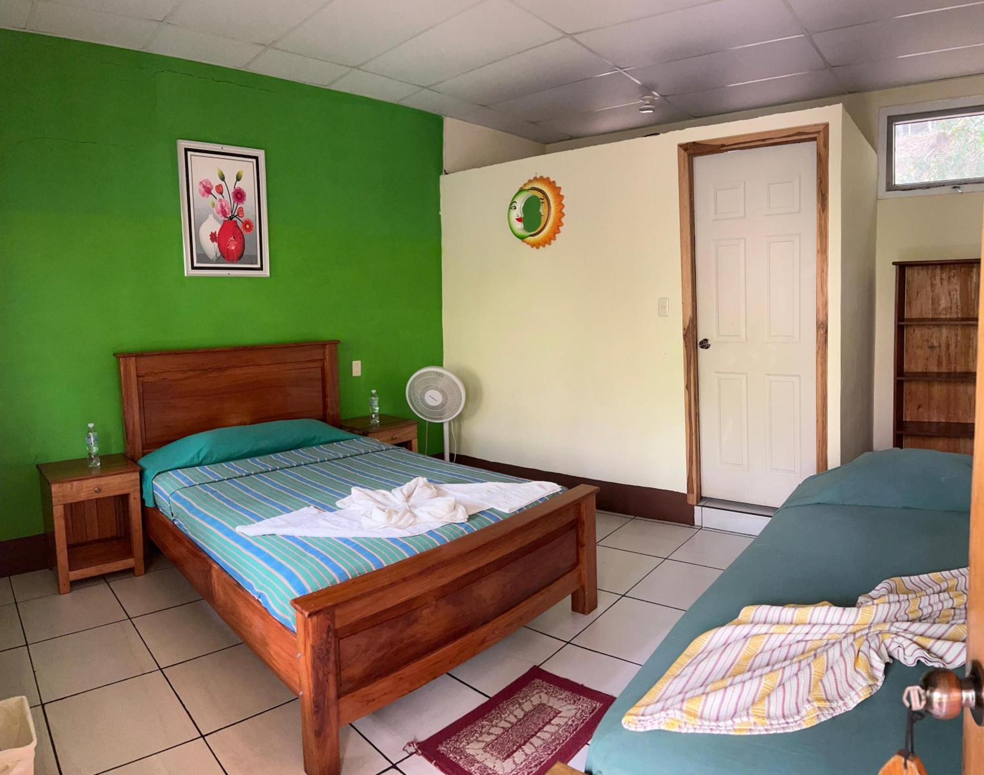 Oasis The Traveler Hostel Lanquín Exterior photo