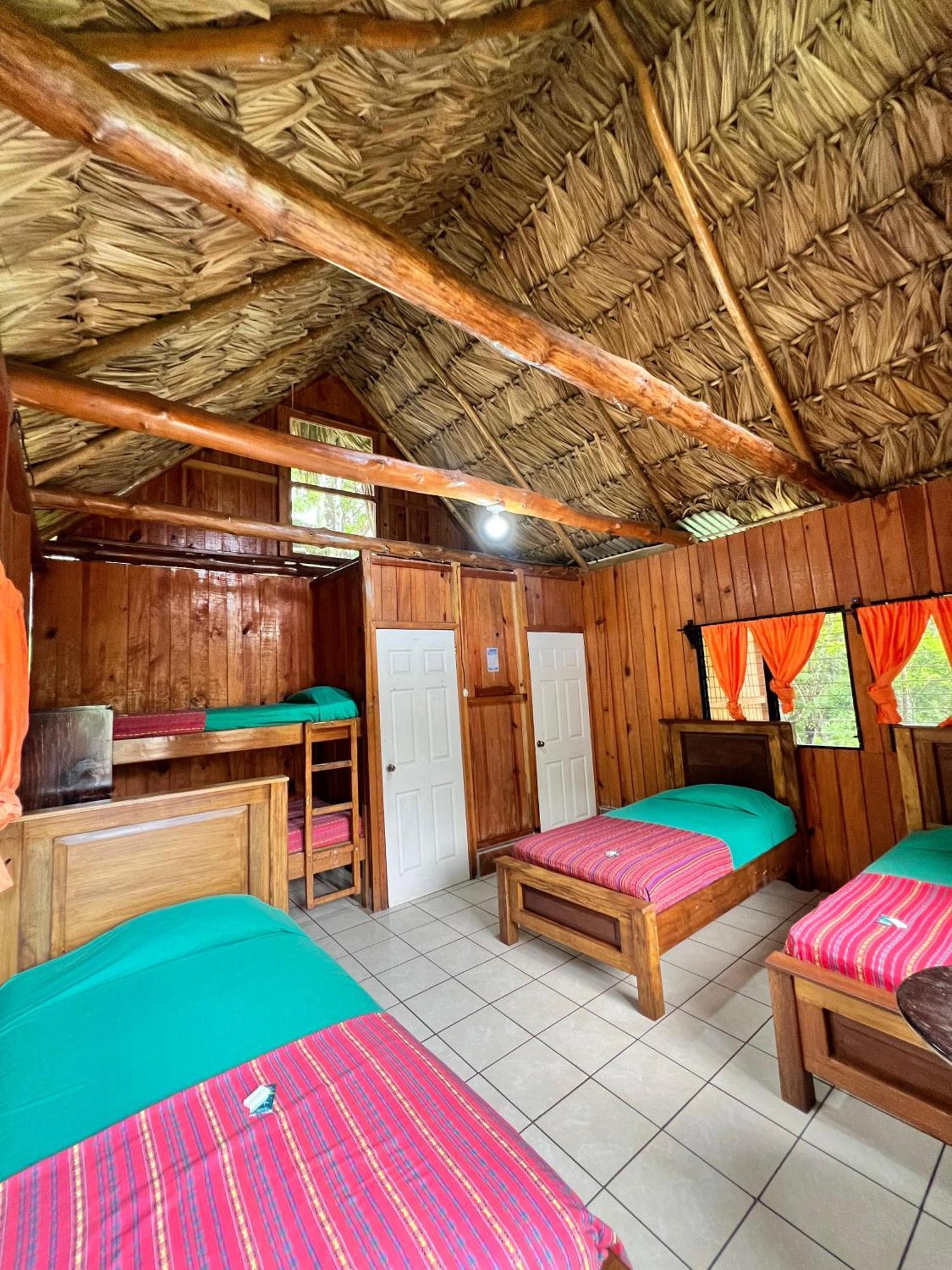 Oasis The Traveler Hostel Lanquín Exterior photo