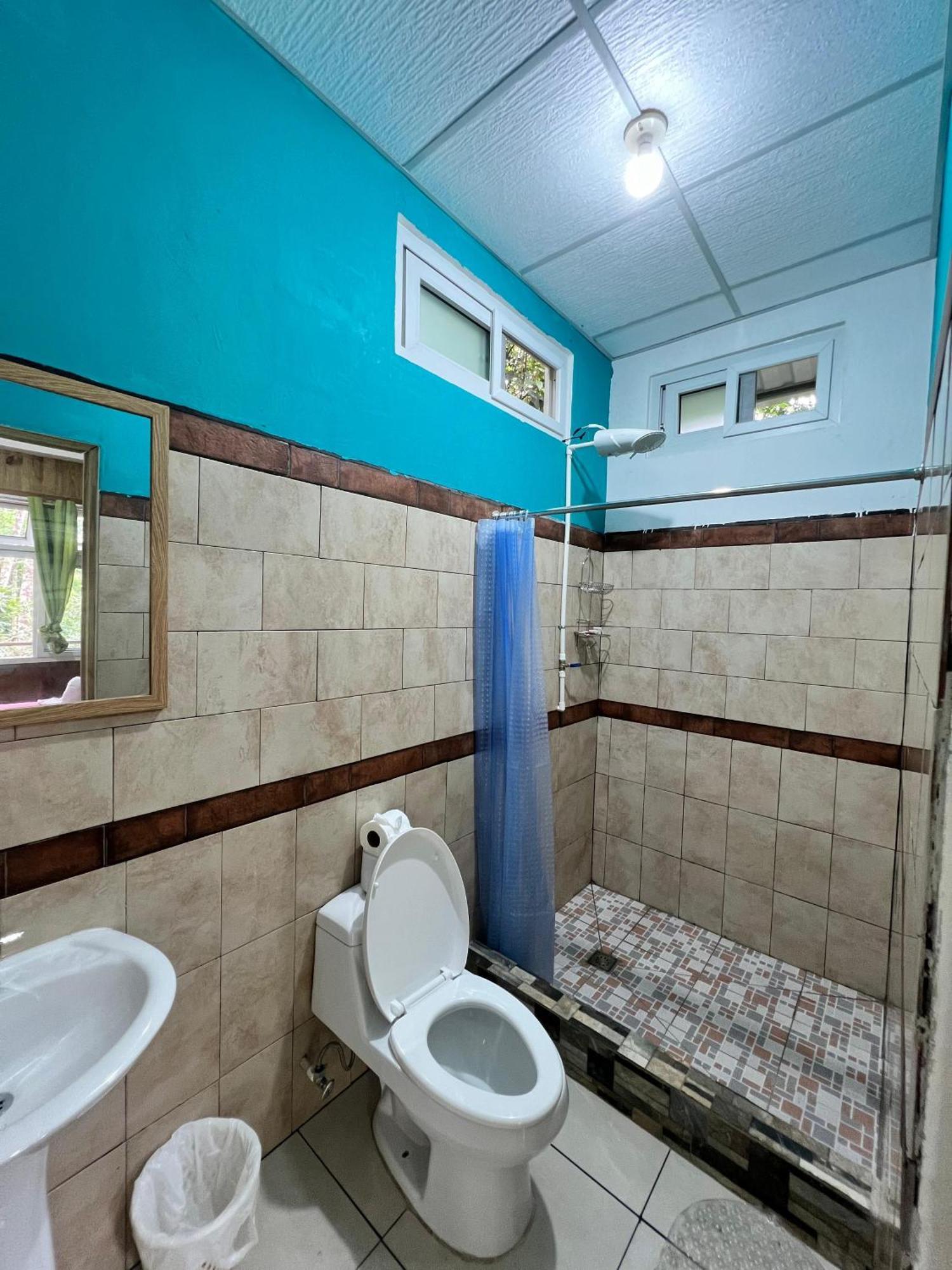 Oasis The Traveler Hostel Lanquín Exterior photo
