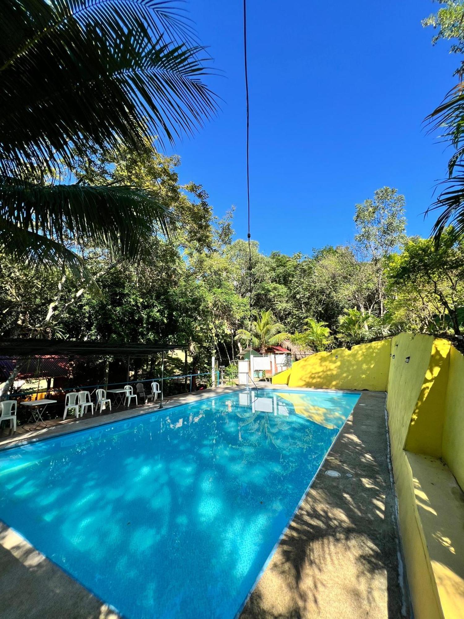 Oasis The Traveler Hostel Lanquín Exterior photo