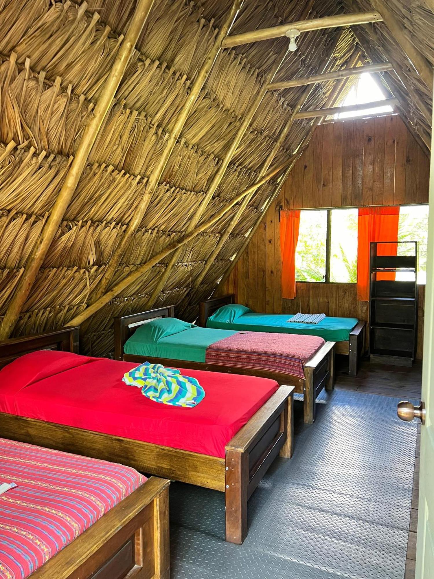 Oasis The Traveler Hostel Lanquín Exterior photo