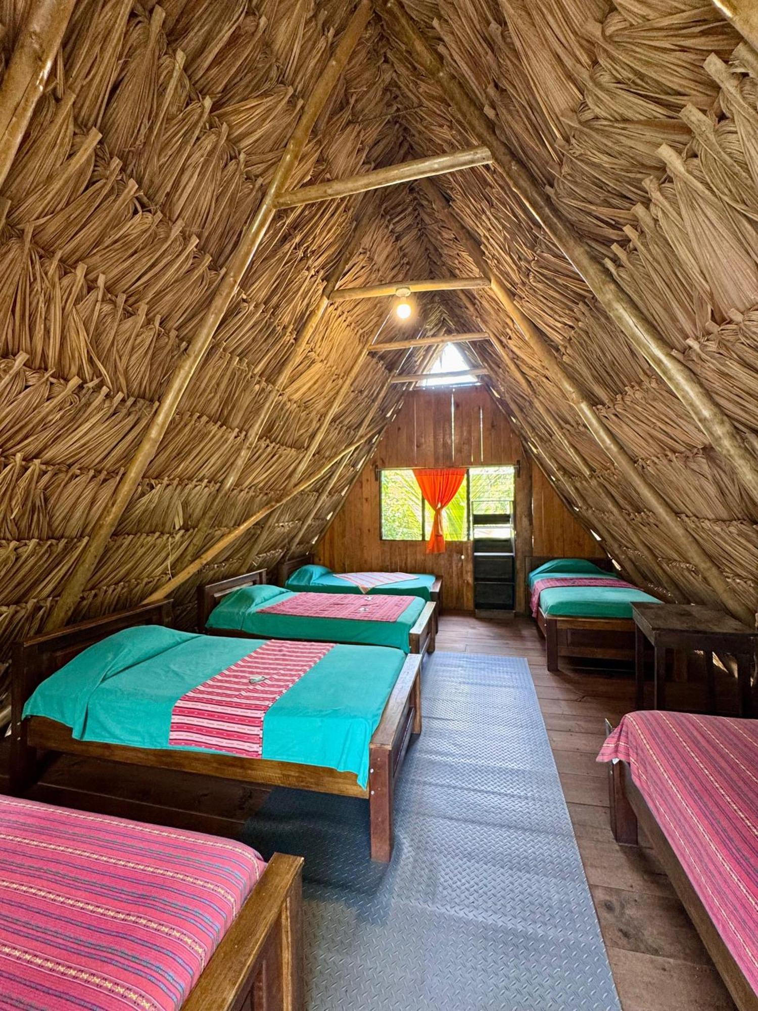 Oasis The Traveler Hostel Lanquín Exterior photo
