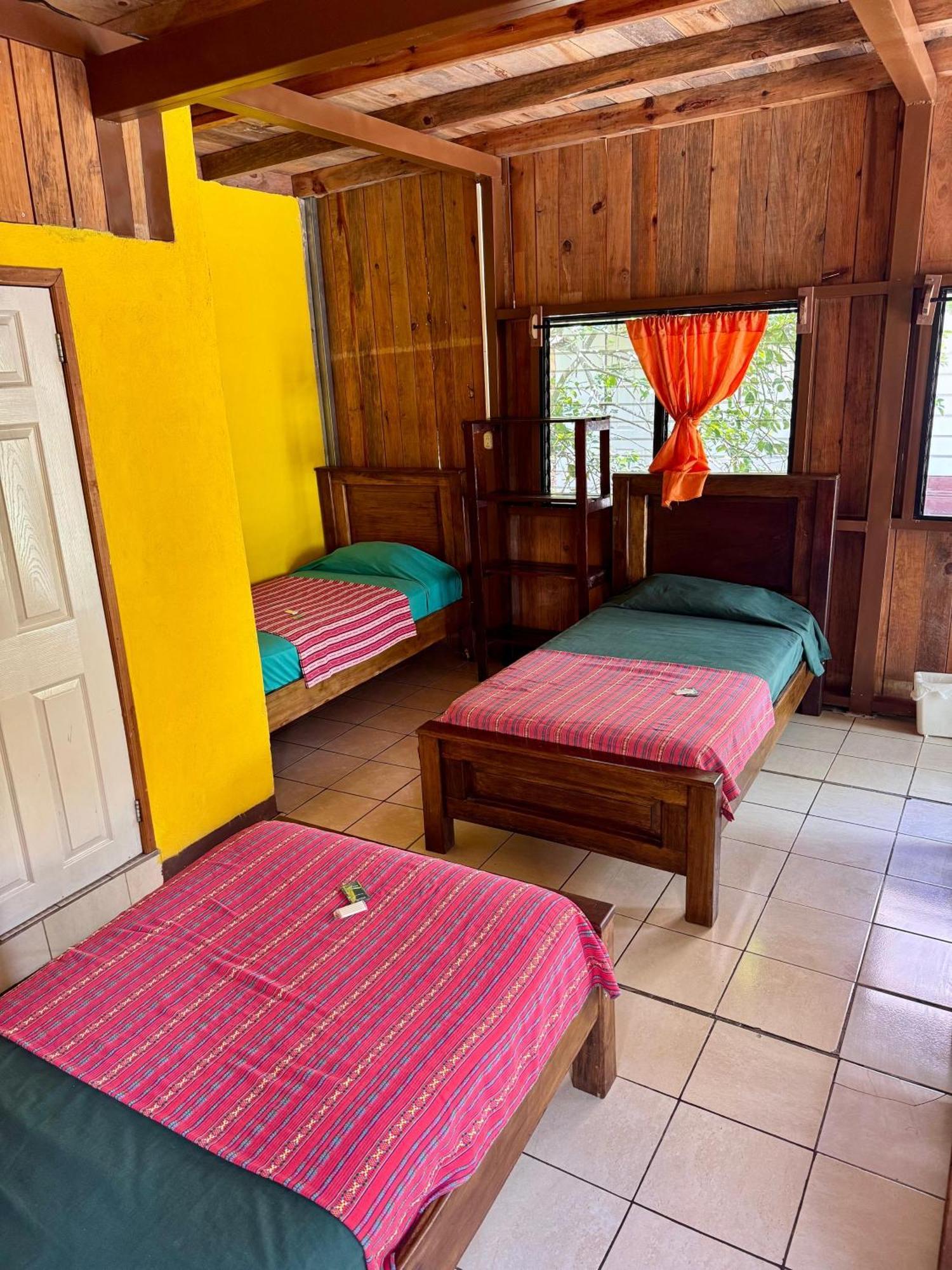 Oasis The Traveler Hostel Lanquín Exterior photo