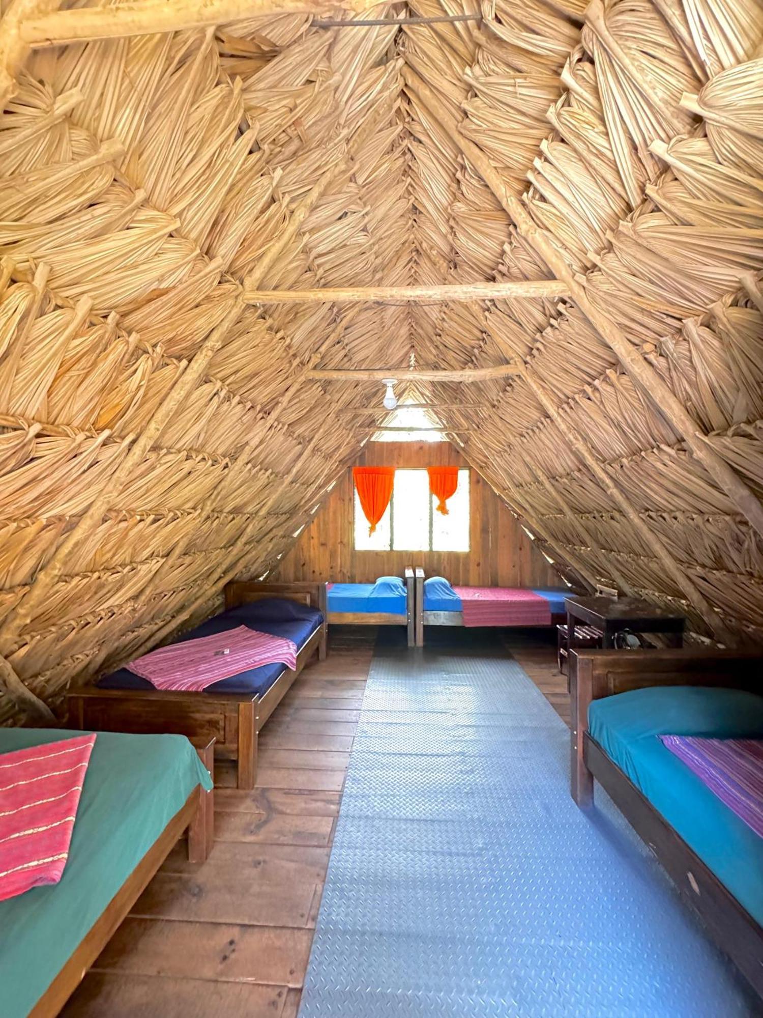 Oasis The Traveler Hostel Lanquín Exterior photo