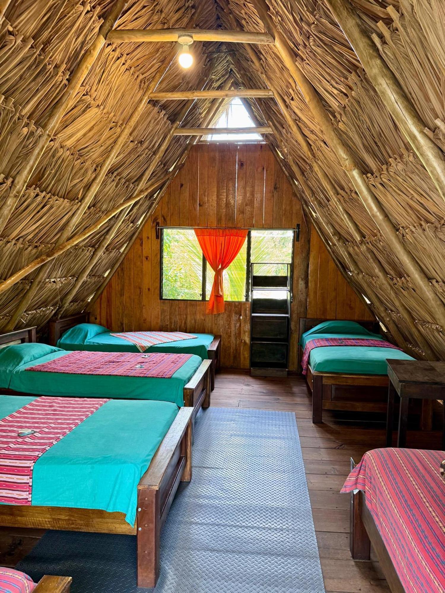 Oasis The Traveler Hostel Lanquín Exterior photo
