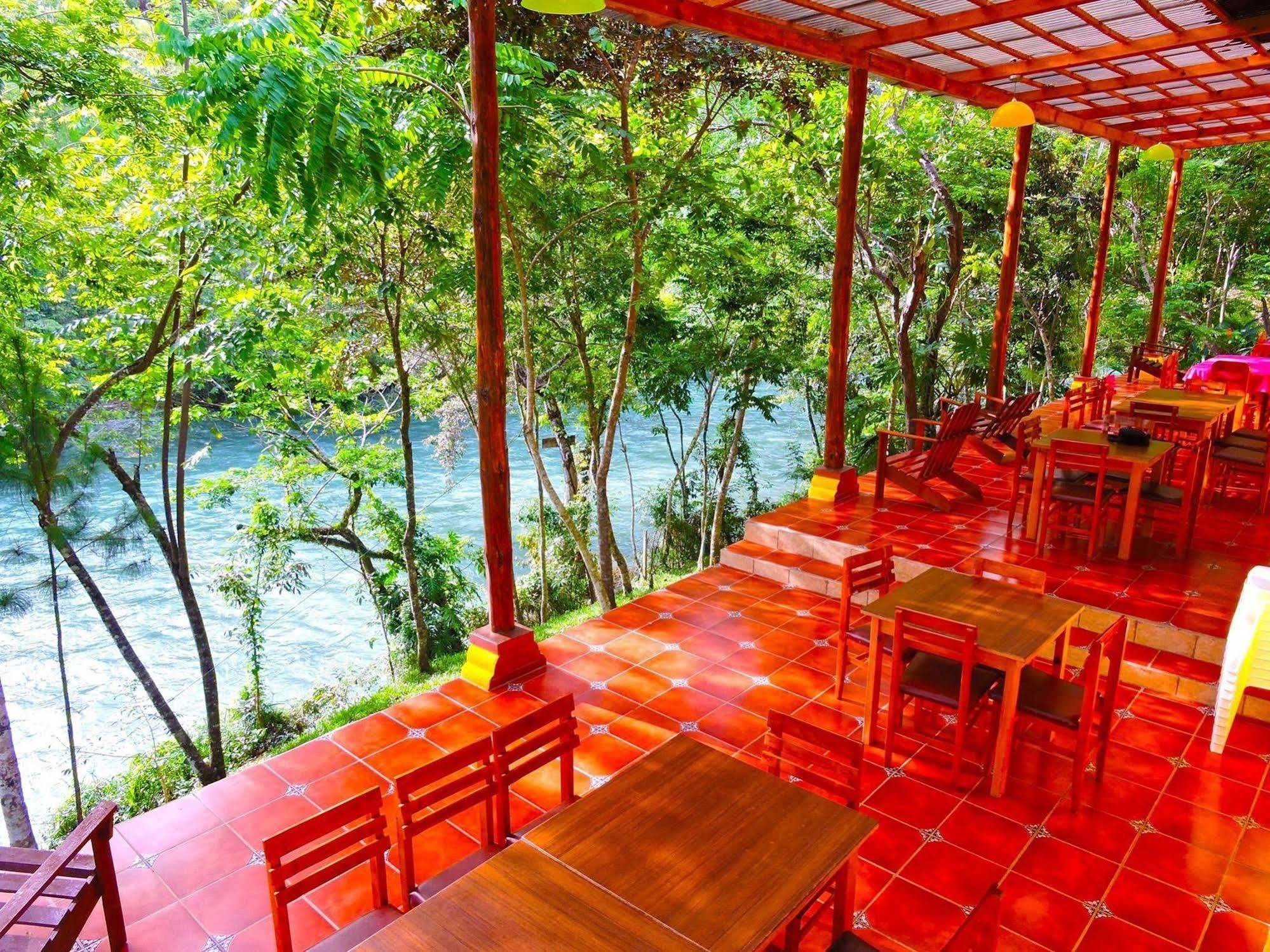 Oasis The Traveler Hostel Lanquín Exterior photo